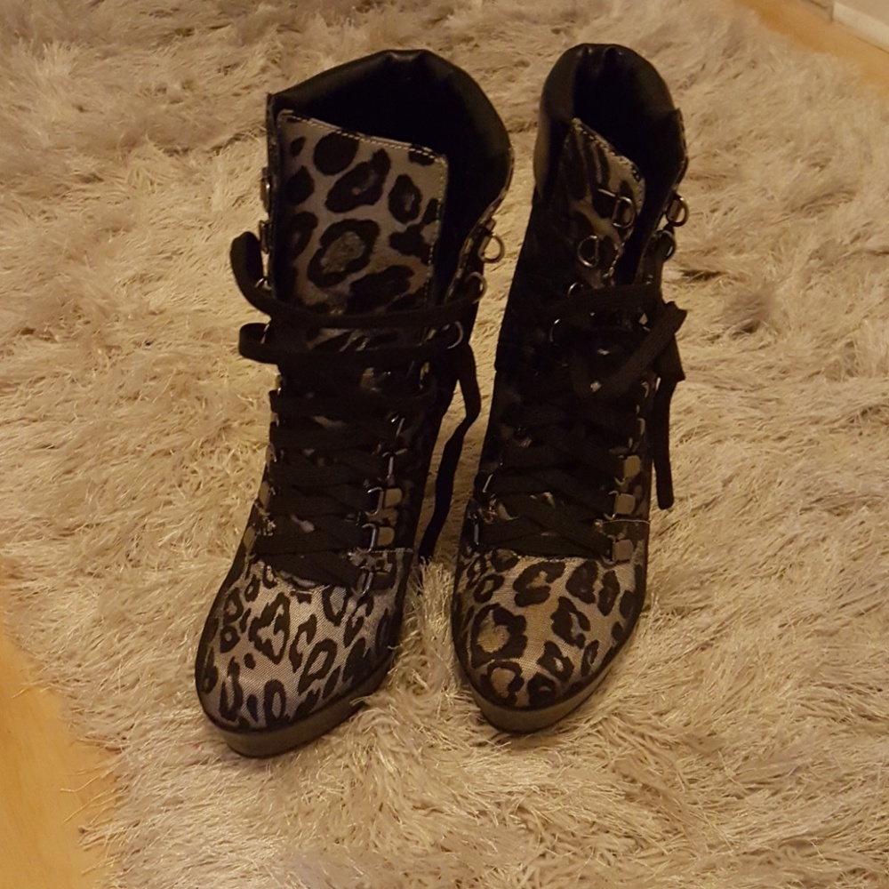 Womens booties,like new